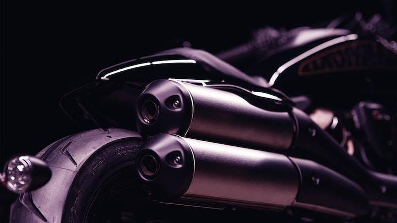 Lon pô vắt điệu đà trên Harley-Davidson Sportster S 2021 Lon pô vắt điệu đà trên Harley-Davidson Sportster S 2021