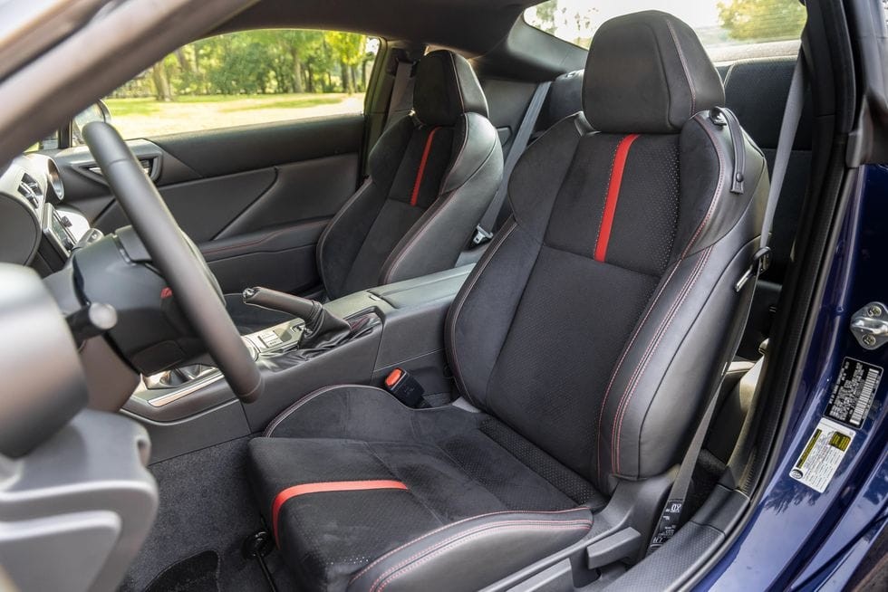 Ghế xe tạo điểm nhấn bằng sọc màu đỏ