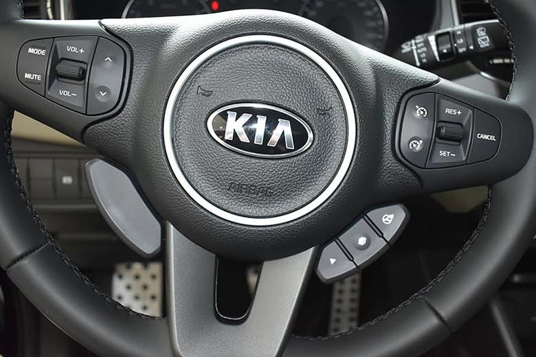 Thiết kế nội thất Kia Rondo 2.0 GAT Deluxe rộng rãi sang trọng-2
