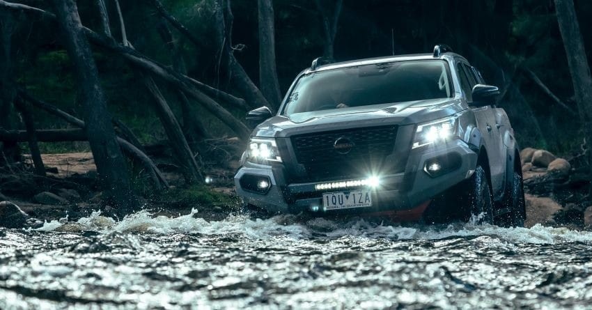 Dải đèn LED bổ sung trên đầu xe Nissan Navara Pro-4X Warrior 2021 Trên thanh bảo vệ cản trước còn có dải đèn LED bổ sung