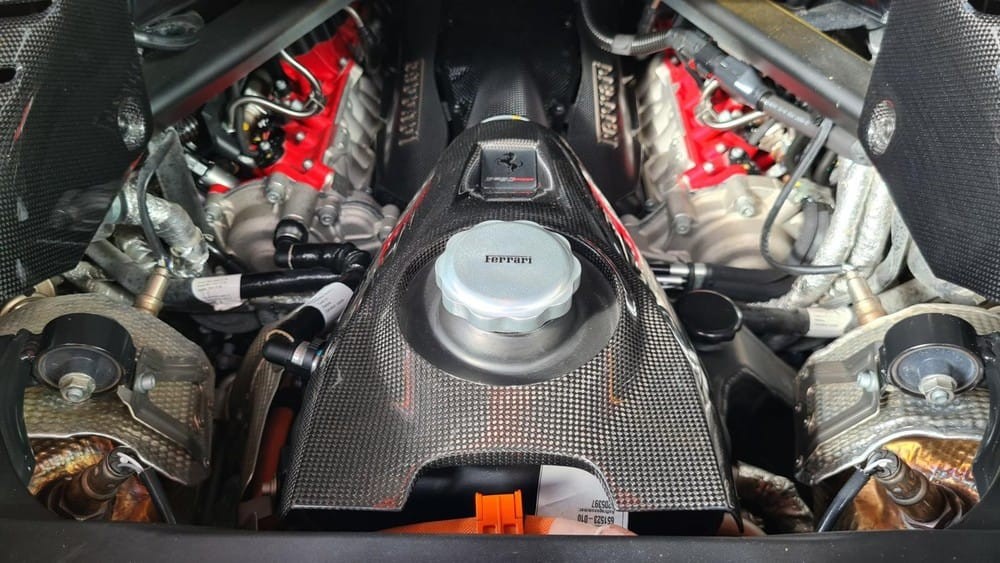 Động cơ V8 kết hợp cùng 3 mô tơ điện