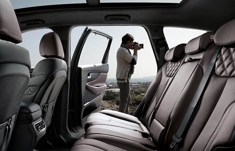 Khoang hành khách Hyundai Santa Fe 2021 