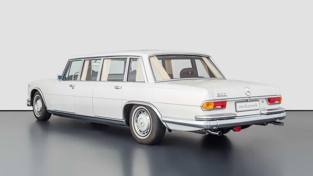 Phía sau của limousine  Mercedes-Benz W100 600 Pullman 