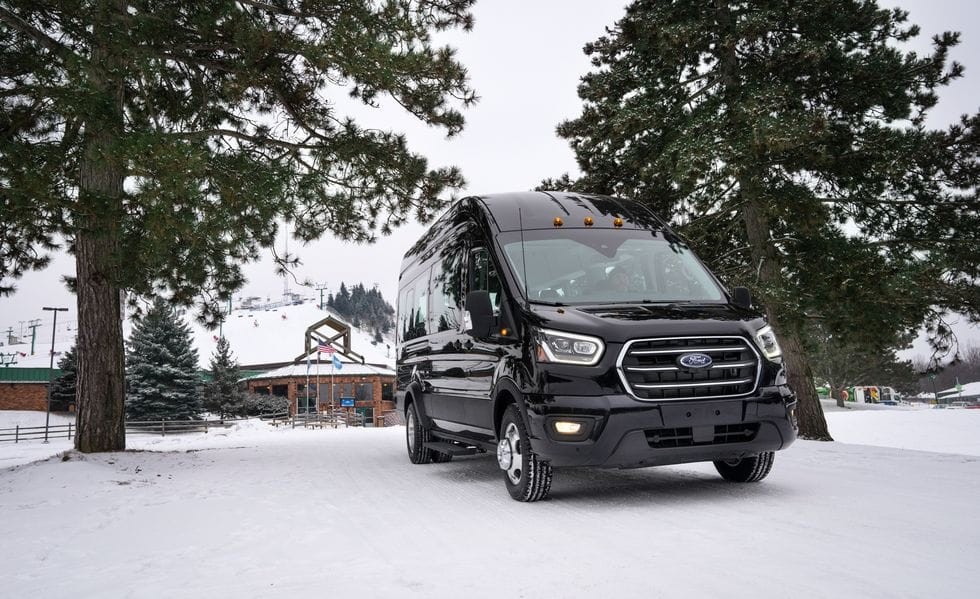 Giá xe Ford Transit 2022