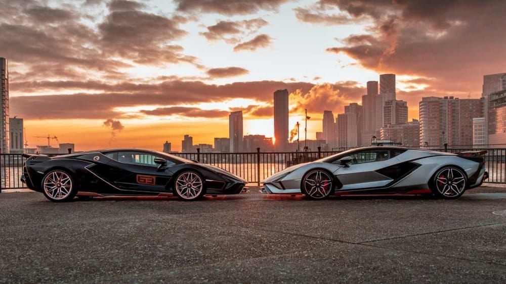 Đây là 2 trong tổng số 3 chiếc xe Lamborghini Sian được bàn giao đến Anh quốc