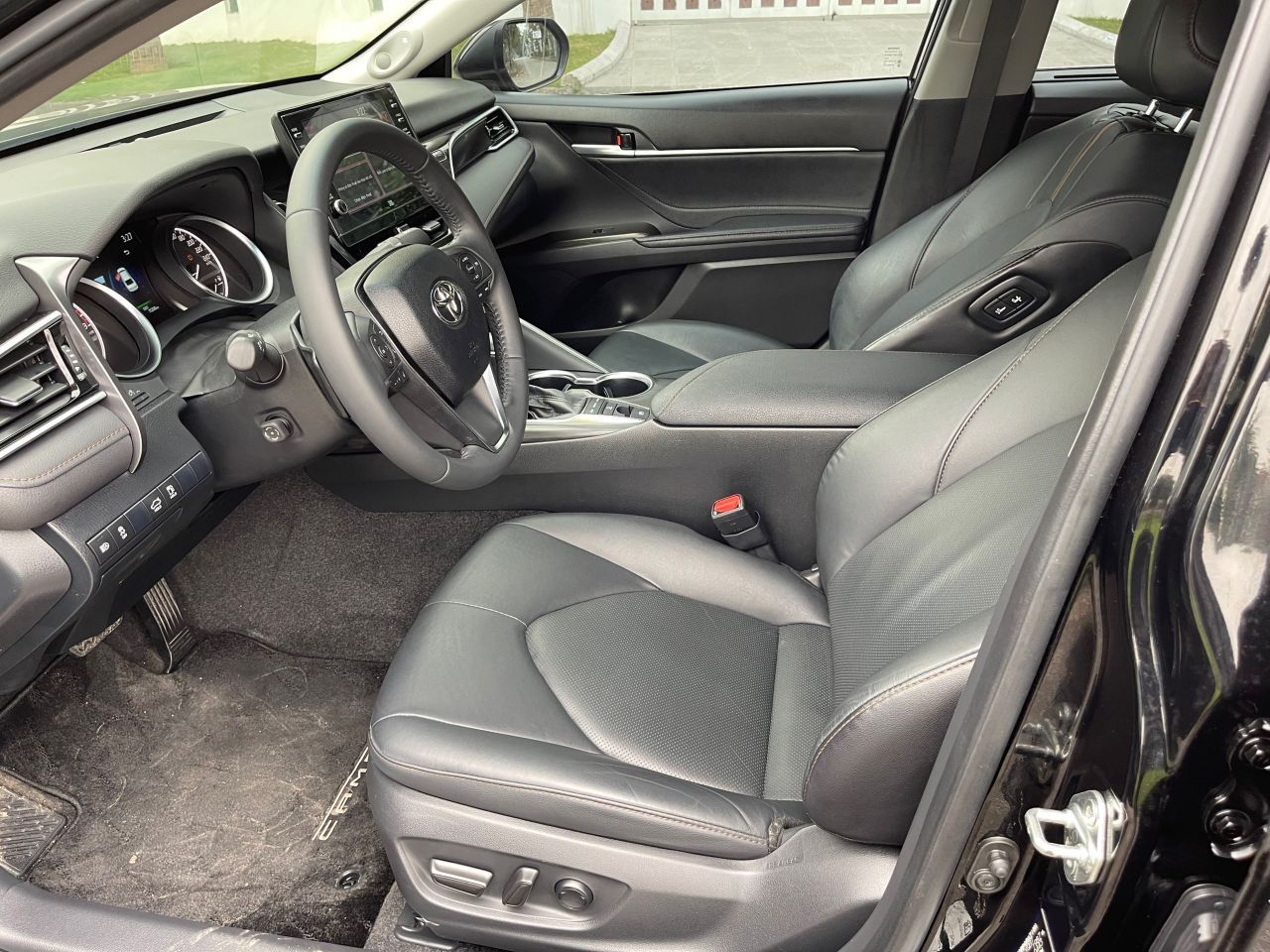 Camry 2.0Q 2022 lăn bánh 11.000km