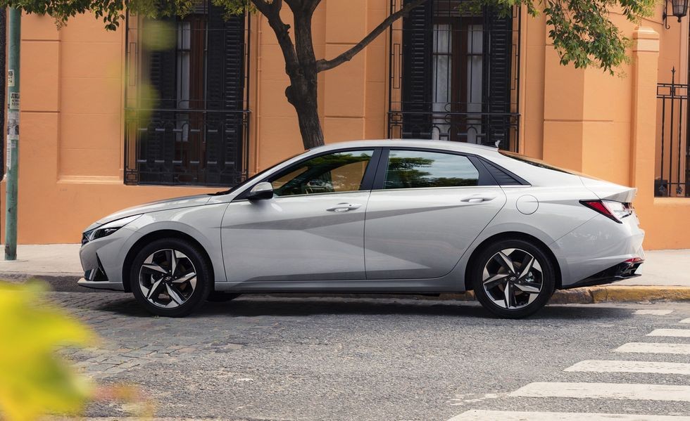 Hyundai Elantra 2022 màu trắng