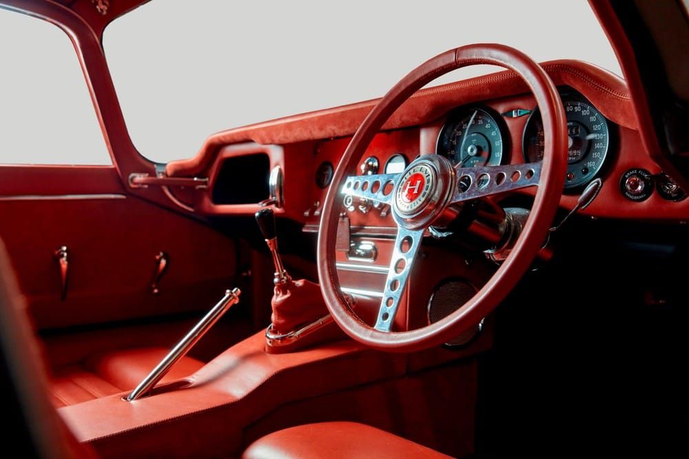 Nội thất của Jaguar E-Type Reimagined bởi Helm Motors