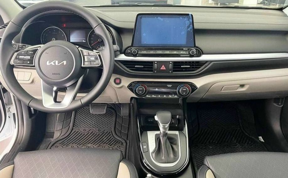 KIA K3 Premium màu trắng xe sẵn giao ngay
