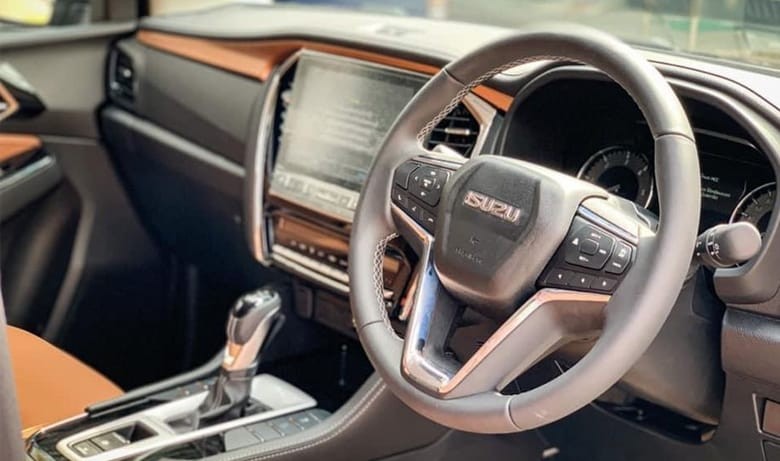 Vô lăng 3 chấu tích hợp nút bấm vô cùng tiện lợi
