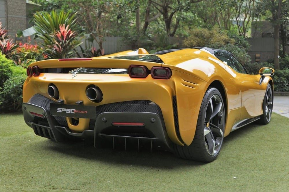 Chiếc siêu xe mui trần Ferrari SF90 Spider mới đến Hong Kong có màu vàng Chiếc siêu xe mui trần Ferrari SF90 Spider mới đến Hong Kong có màu vàng