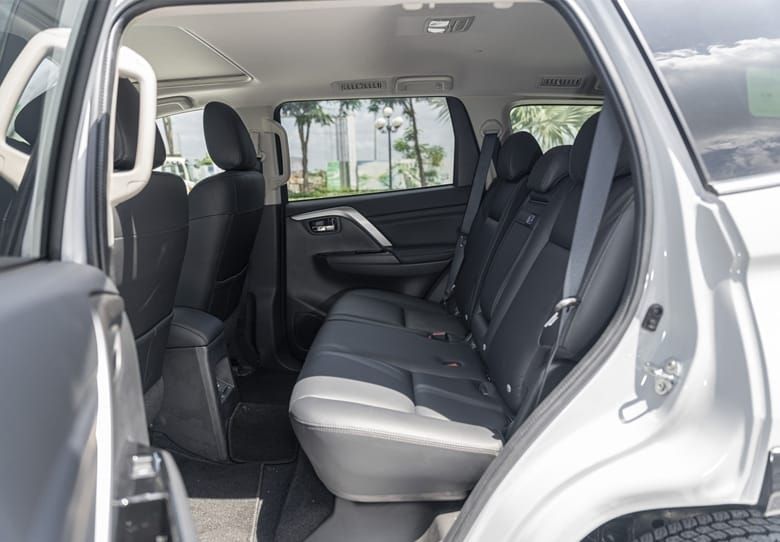 Hàng ghế thứ 2 phù hợp với 3 người lớn