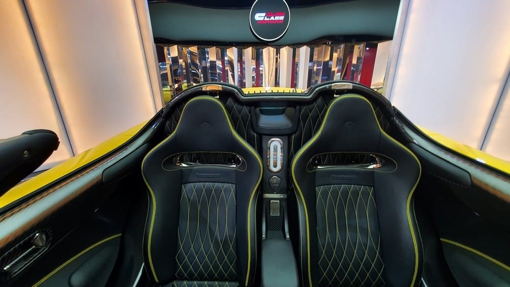 Ghế ngồi bọc da đen cùng chỉ may màu vàng