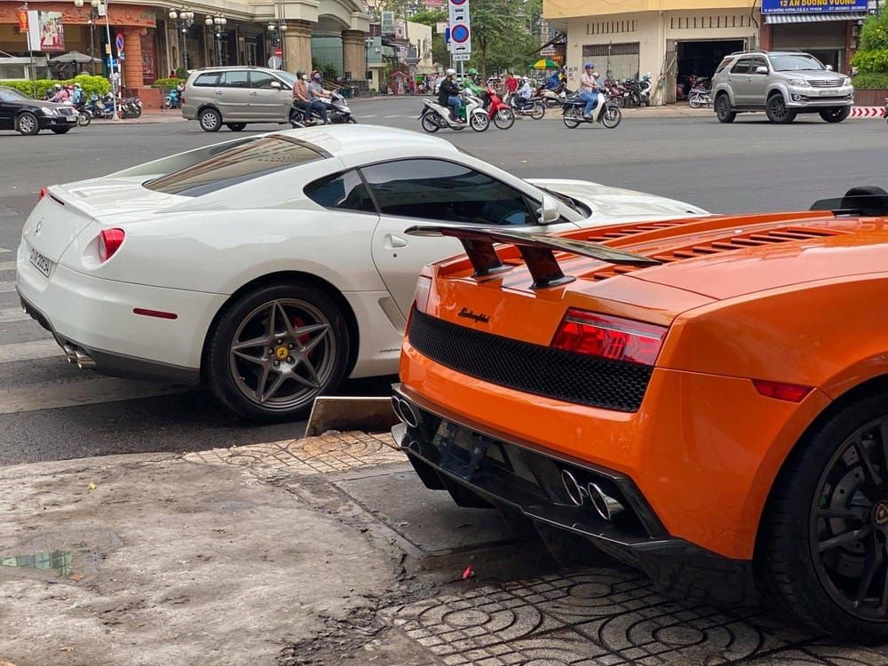 Lamborghini Gallardo LP570-4 Spyder Performante đậu kế bên là Ferrari 599 GTB

