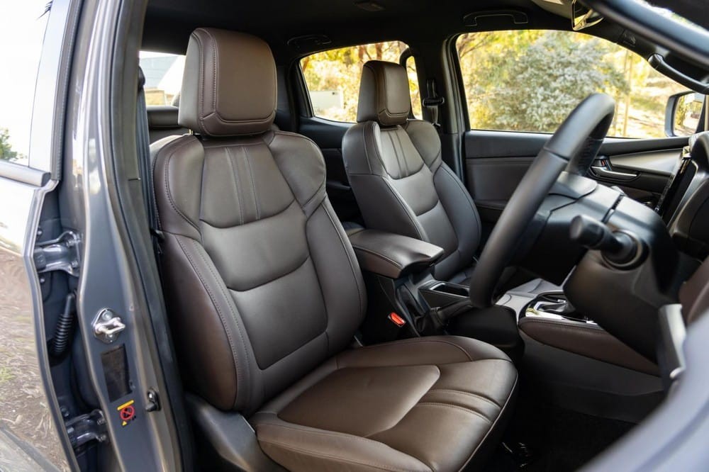 Ghế trước của Mazda BT-50 Thunder 2021