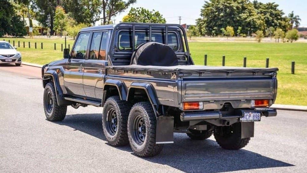 Phía sau của Toyota Land Cruiser GLX 6x6