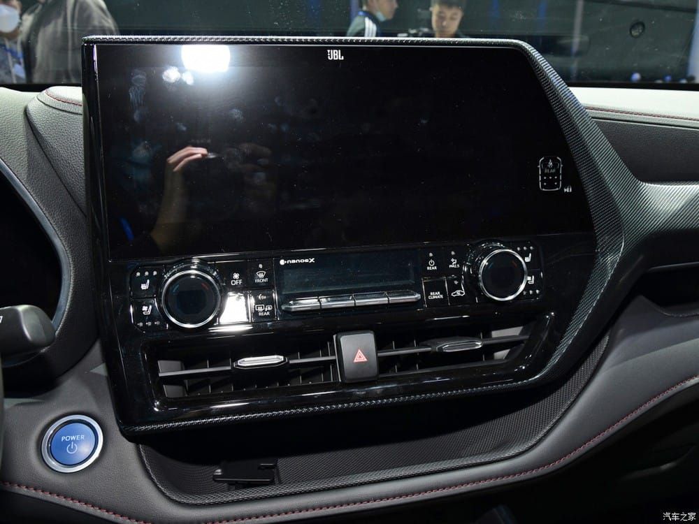 Màn hình trung tâm của Toyota Crown Kluger 