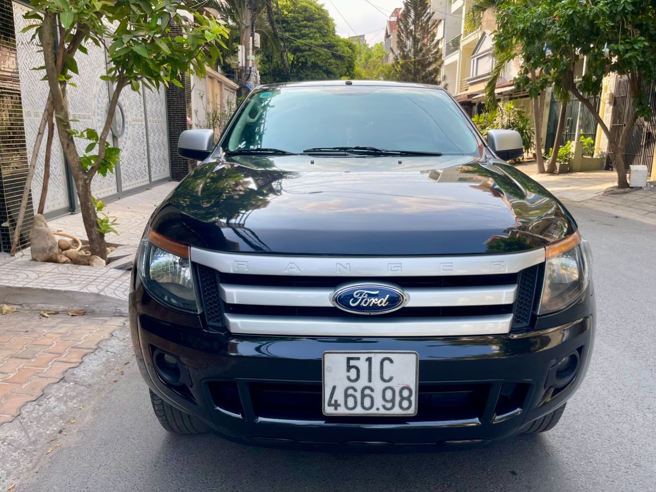 Bán xe Ford Ranger XLS 2015, số sàn, máy dầu 2.2, màu đen, nhập Thái Lan.