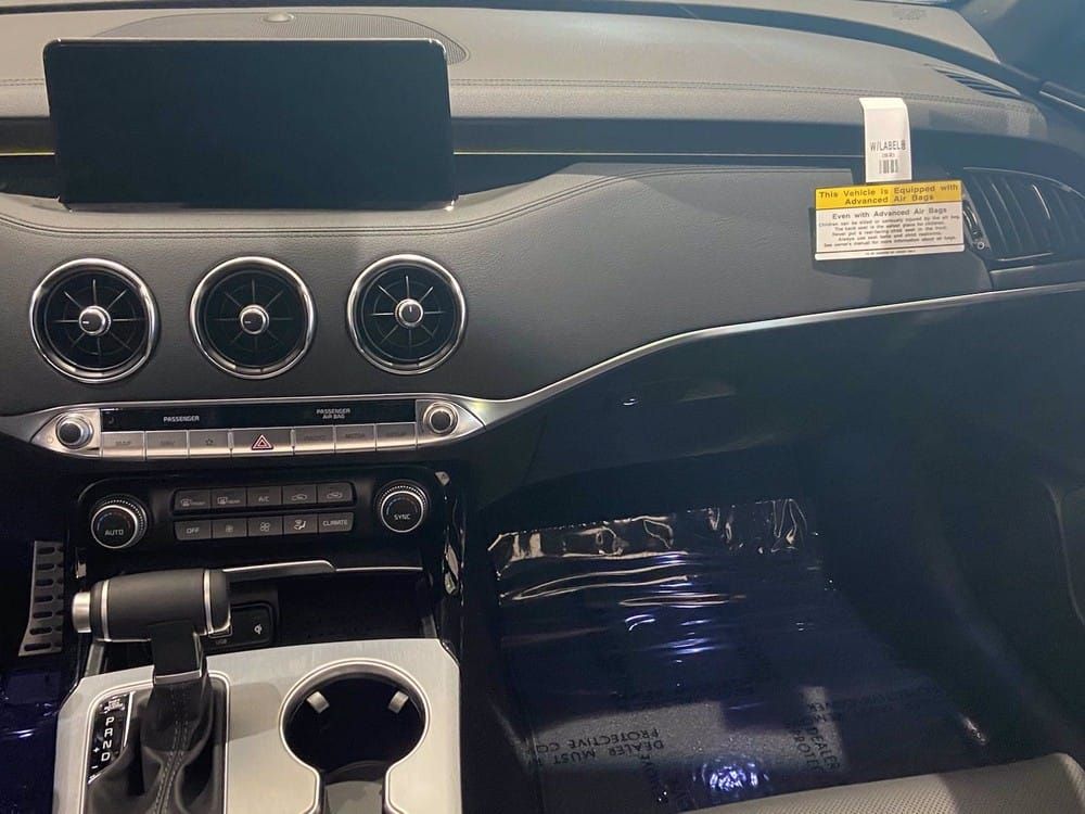 Màn hình cảm ứng trung tâm của Kia Stinger 2022 ... và màn hình cảm ứng trung tâm của Kia Stinger 2022