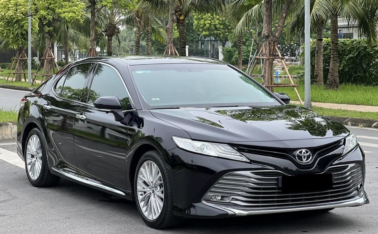 Cần bán xe Camry Q 2019 số tự động màu đen