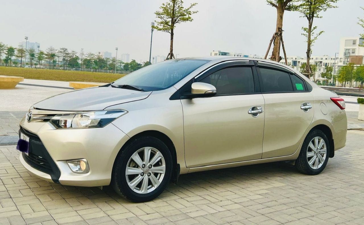 Toyota Vios E số tự động 2018 màu vàng cát