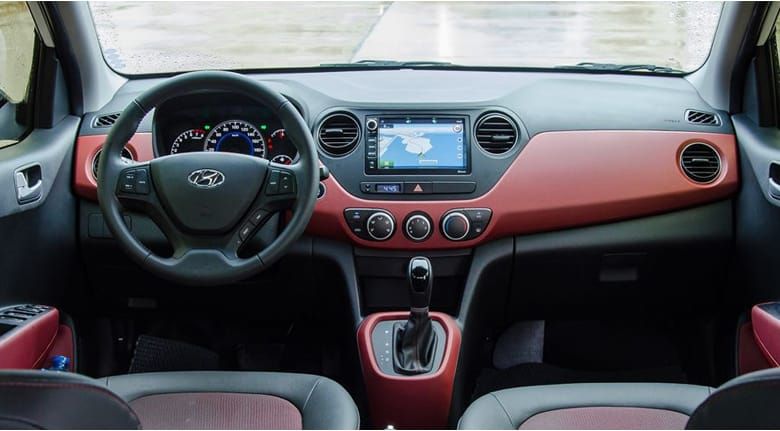 Bảng taplo nổi bật với màu đỏ đô