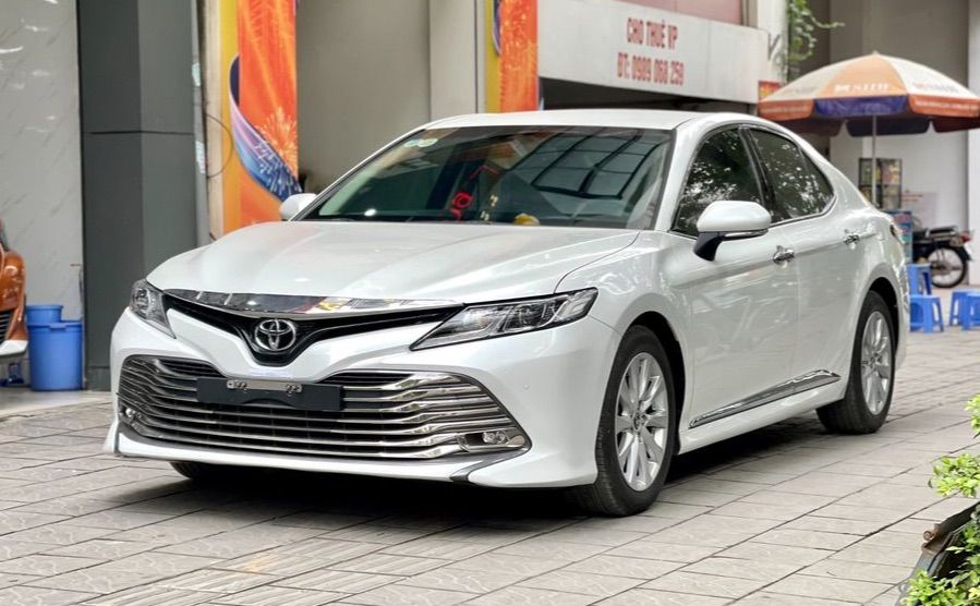 Toyota Camry 2.0G sản xuất 2019