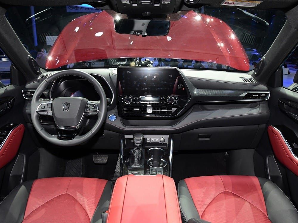 Nội thất bên trong Toyota Crown Kluger 