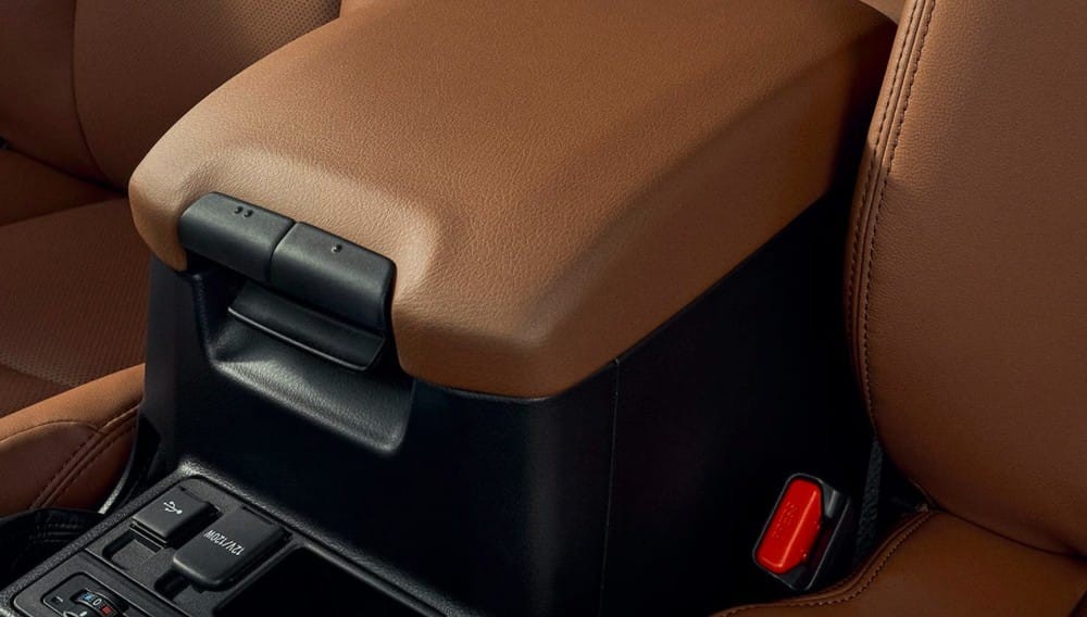 Bệ tì tay trung tâm ở hàng ghế trước...

