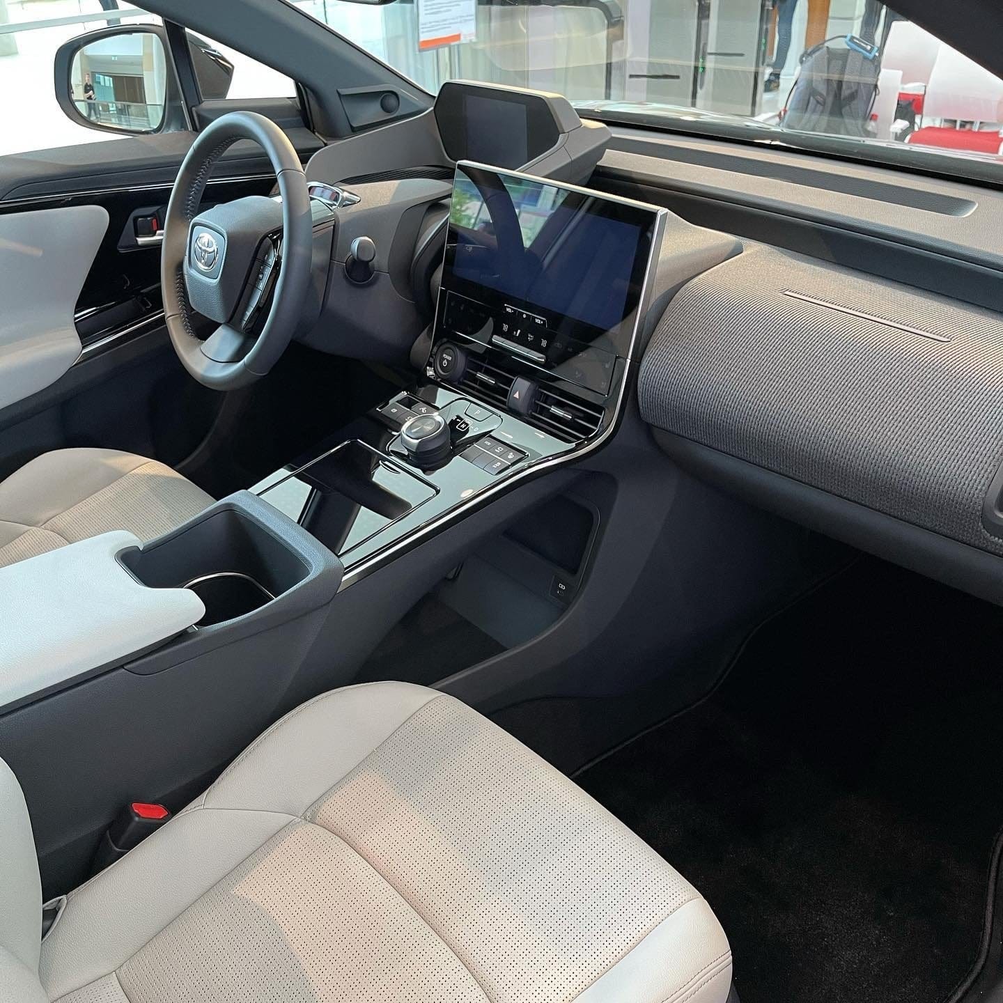 Khoang nội thất thiết kế khác biệt so với các dòng xe thương mại hiện nay của Toyota