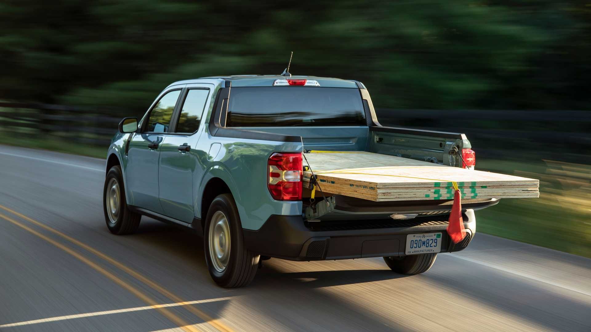 chất hàng ở thùng sau