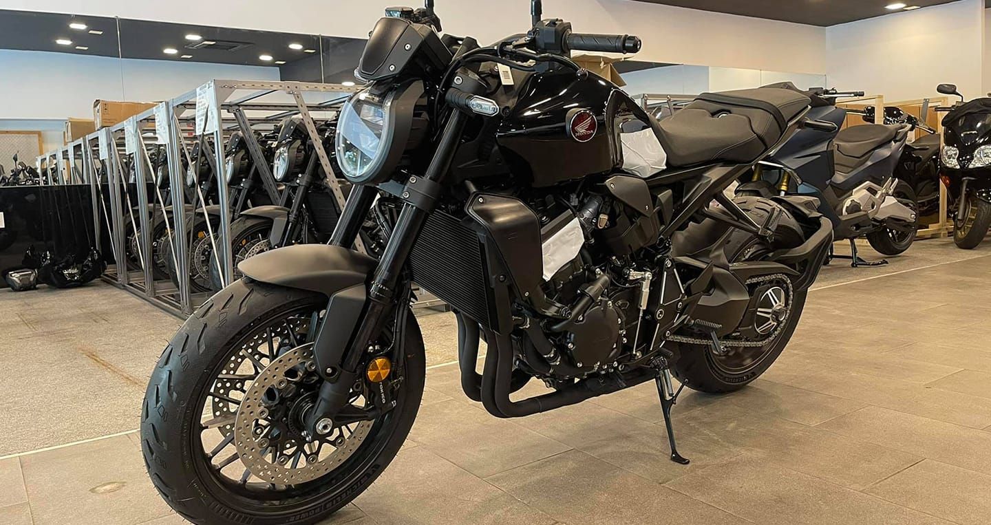 Mẫu xe Honda CB1000R Black Edition 2021 nhập tư đầu tiên về Việt Nam 36 Phiên bản Black Edition của chiếc Honda CB1000R 2021 được một doanh nghiệp kinh doanh xe không chính hãng tại TP.HCM nhập khẩu, phân phối.