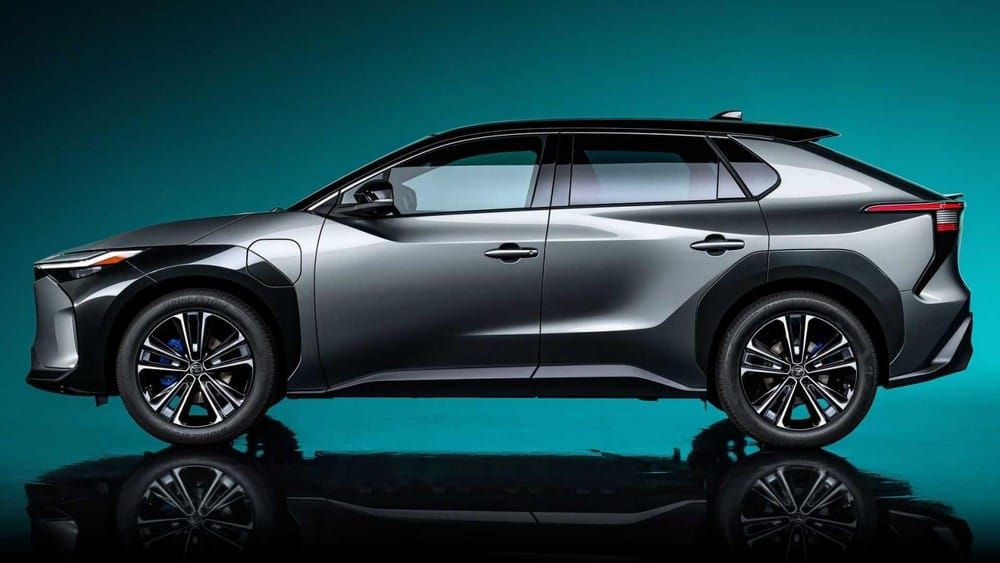 Phía bên sườn của Toyota bZ4X Phía bên sườn của Toyota bZ4X