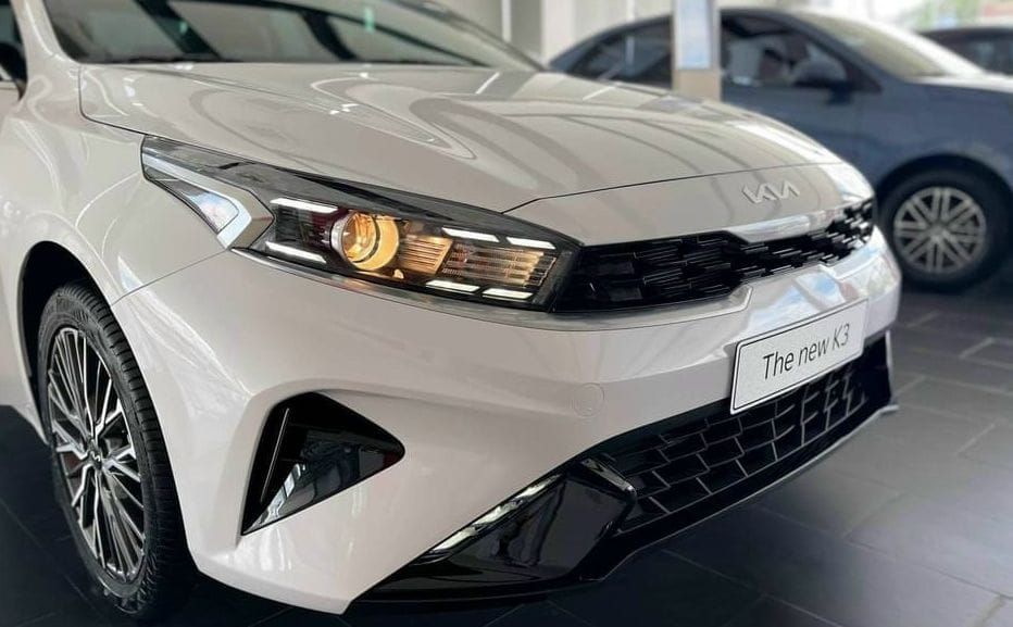 KIA K3 Premium màu trắng xe sẵn giao ngay