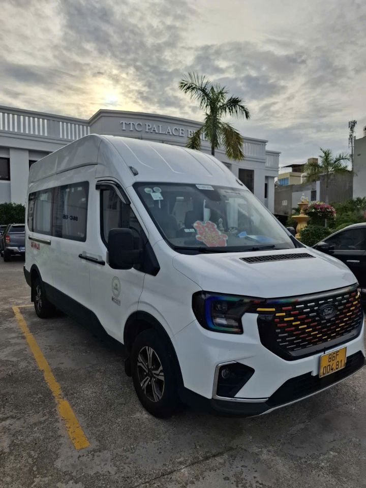 Cần bán Ford Transit Premium 16 chỗ – Đời 2024
