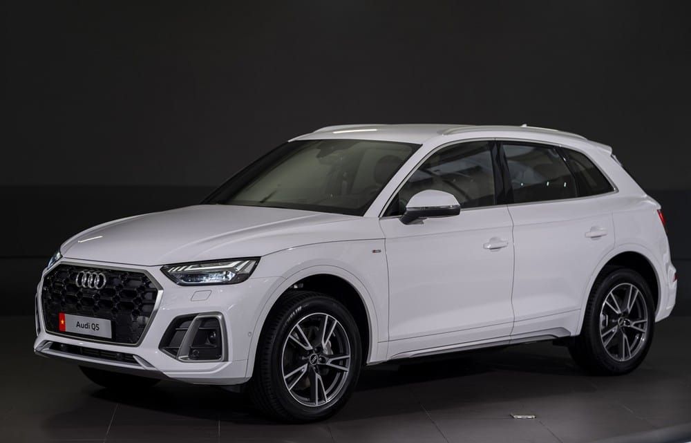 Audi Q5 2021 tạo ấn tượng thị giác tối với gói S Line.