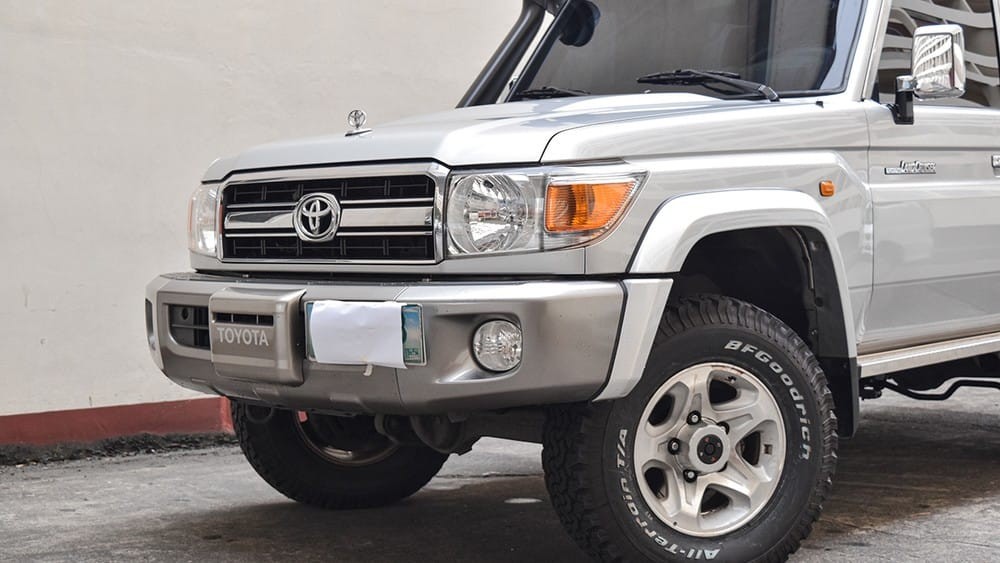 Đầu xe của chiếc Toyota Land Cruiser 76 bọc giáp