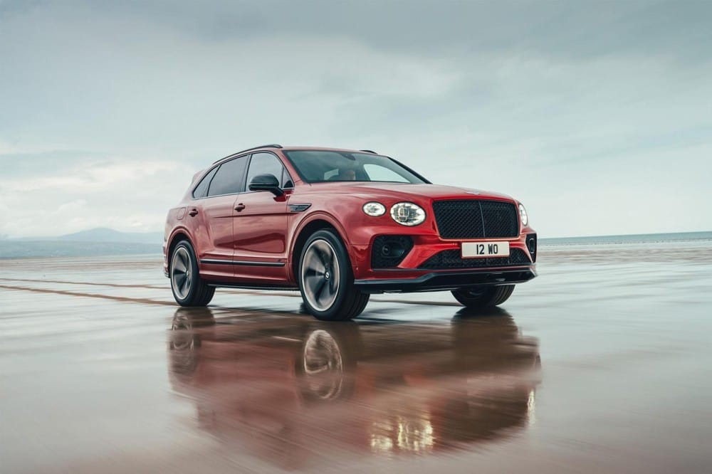 Bentley Bentayga S 2022 có nhiều chi tiết ngoại thất màu đen