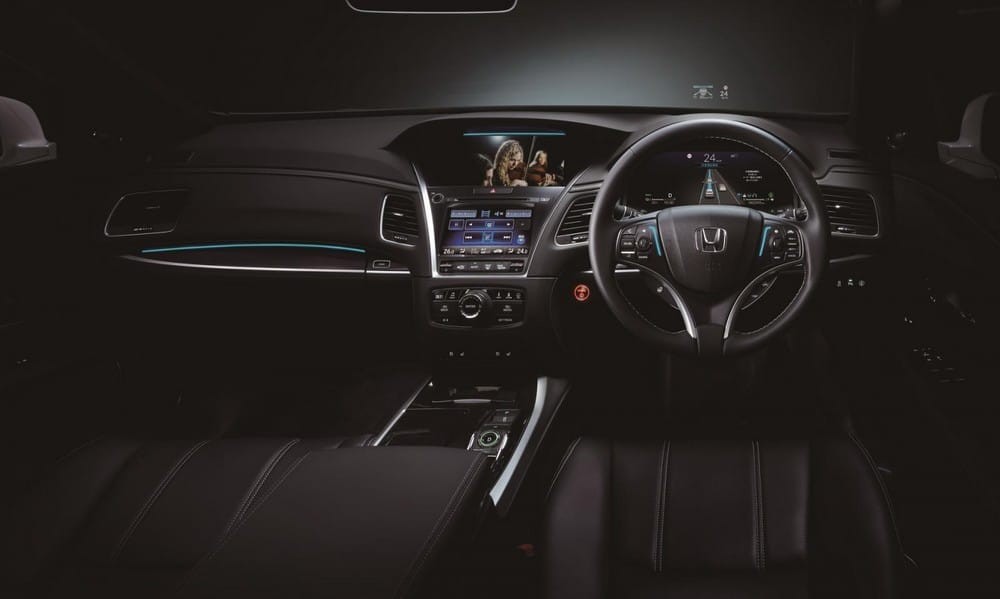 Khi tính năng hỗ trợ lái lúc tắc đường được kích hoạt, đèn màu xanh dương trên vô lăng sẽ bật lên Khi tính năng hỗ trợ lái lúc tắc đường được kích hoạt, đèn màu xanh dương trong xe sẽ bật lên