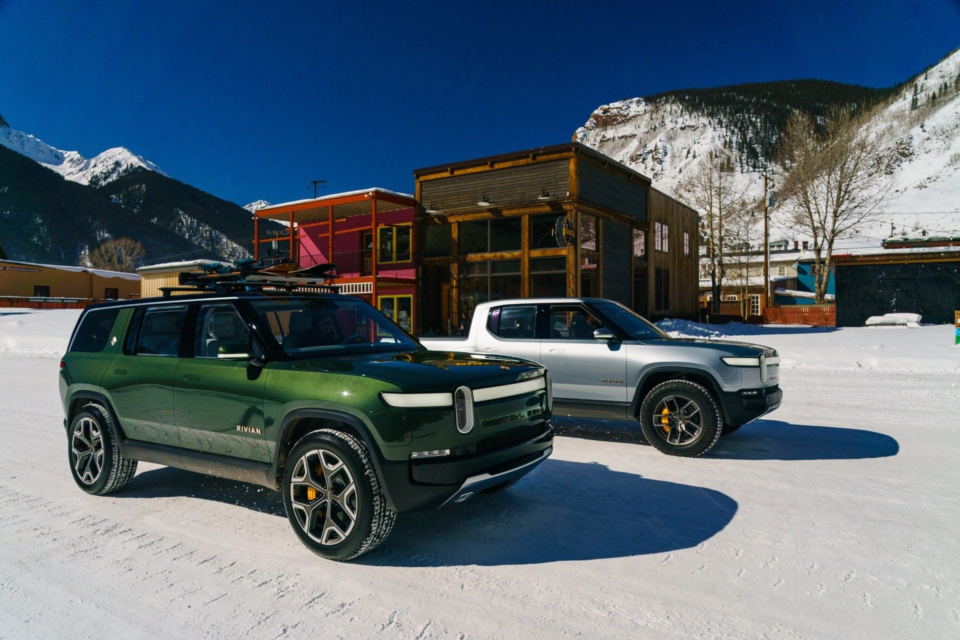 Rivian R1T và R1S EV bất ngờ tăng giá so với dự định