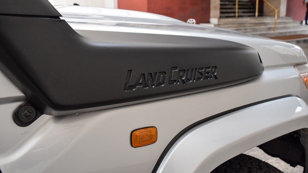 Hàng chữ Land Cruiser trên phần ống thở