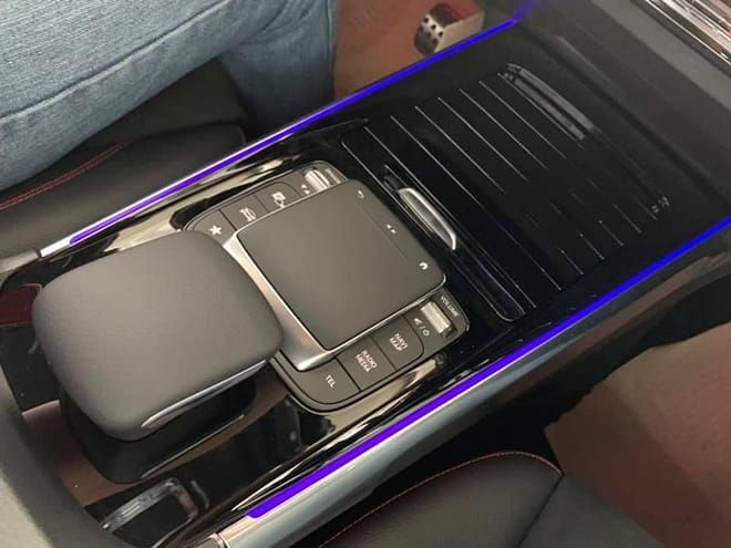 Cận cảnh Mercedes-Benz GLB 200 AMG tại đại lý, giá 2 tỷ đồng