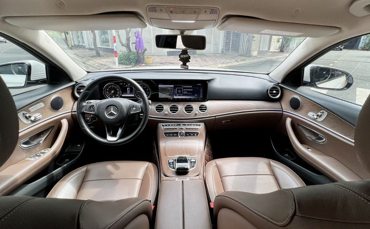 Mercedes E200 Model 2019 nội thất trắng nâu
