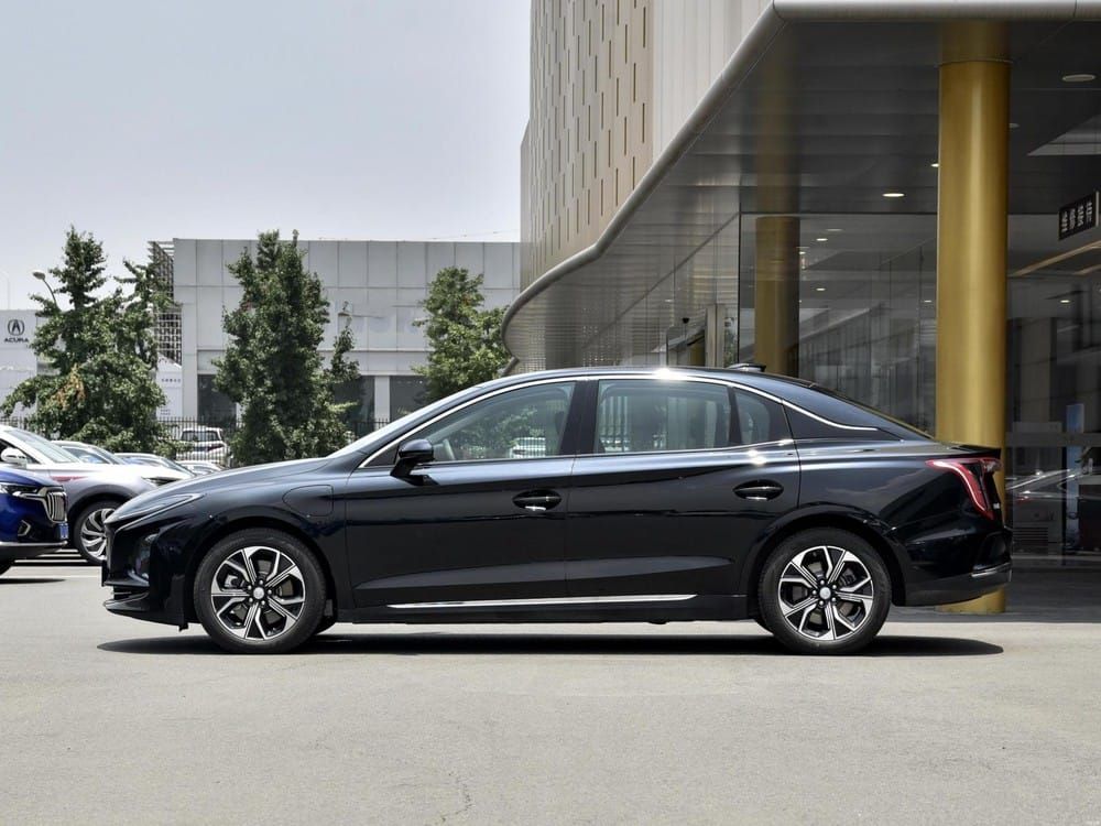 Phía sườn của Hồng Kỳ E-QM5 2021