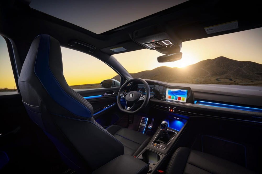 Nội thất của Volkswagen Golf R 2022 được bọc da Nappa