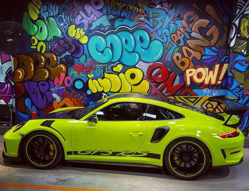 Chiếc siêu xe Porsche 911 GT3 RS Weisach Package này mang bộ áo xanh Acid Green