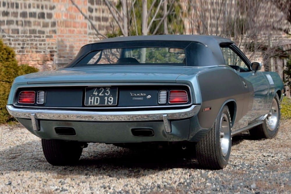 Phía sau của Plymouth Hemi Cuda Convertible 1971 Phía sau của Plymouth Hemi Cuda Convertible 1971