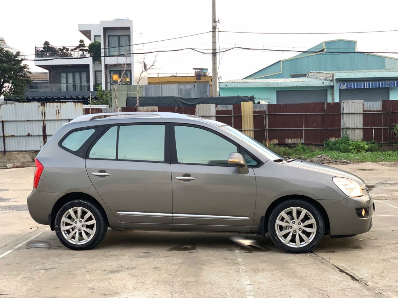 Chính chủ bán xe Kia Caren 2011 số sàn bản đủ máy 2.0 có cửa sổ trời.