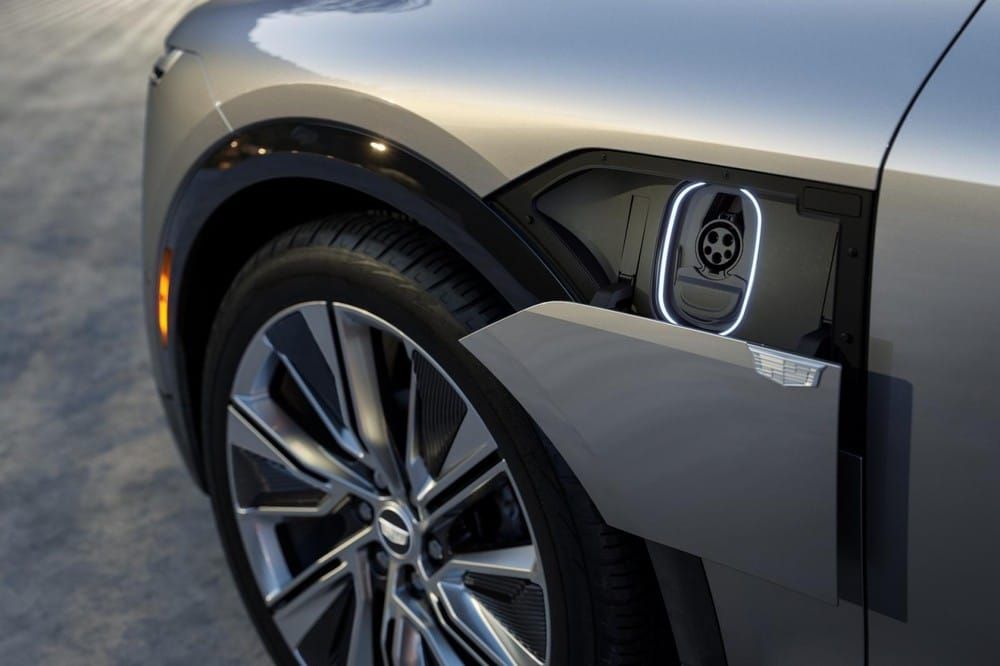 Cadillac Lyriq 2023: SUV hạng sang cỡ lớn và giá hợp túi tiền