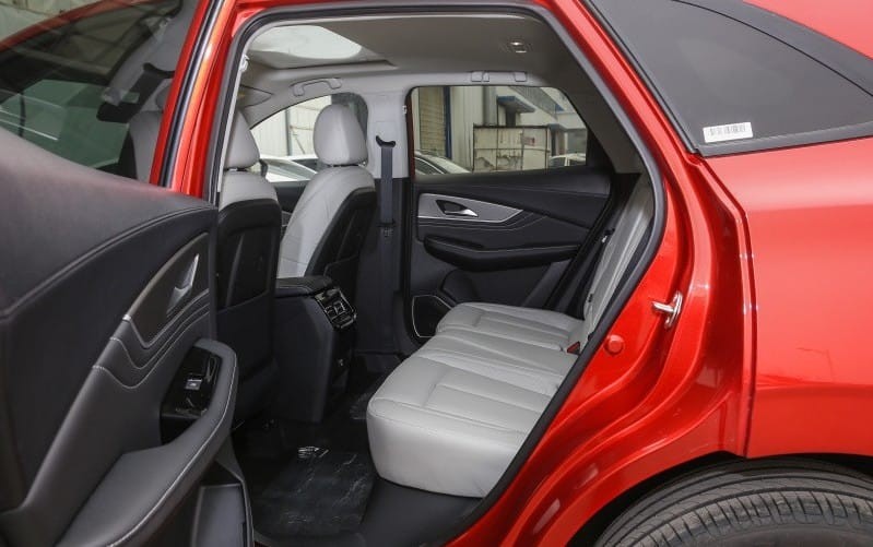 ... và hàng ghế sau của mẫu ô tô Trung Quốc